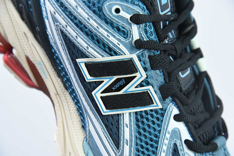 NEW BALANCE SNEAKER